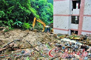 泥石流夾雜石塊、樹枝沖進宿舍樓，堆積了半層樓高。記者駱昌威攝