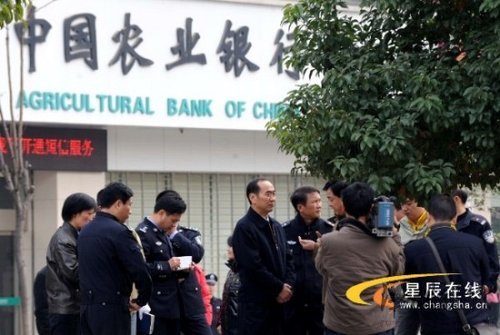 男子在銀行取錢后被當街槍殺(組圖)