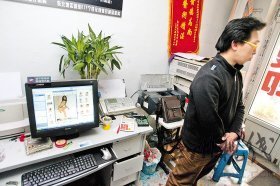 大三女生應(yīng)聘模特被拍不穿衣服的照片，傳上大人看的網(wǎng)站