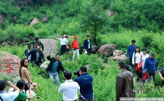村民驅(qū)趕拍寫真裸女稱丟人現(xiàn)眼(組圖)