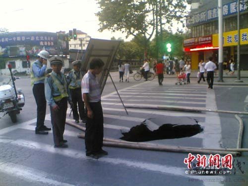 南京夫子廟突現(xiàn)天坑 專家稱與地震無關(guān)(圖)