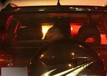 馬雅舒與老外男友同返公寓時(shí)在汽車中便火辣擁抱激吻
