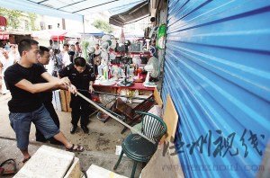 土狗發狂咬傷自己主人民警兩槍將狗擊斃(圖)