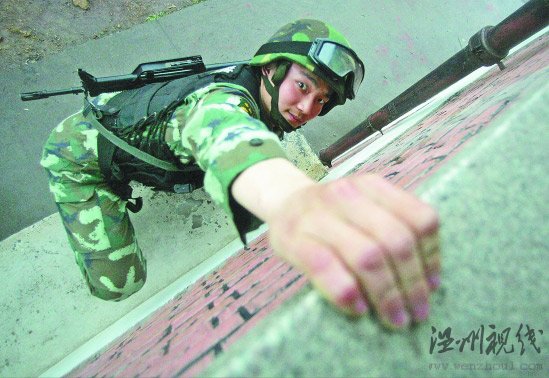 浙江反恐特勤隊隊員5秒徒手上3樓爬繩快過電梯