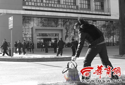 36歲女子考研忘帶身份證 兩次跪求進(jìn)考場仍遭拒