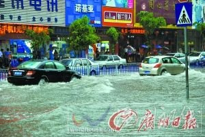 河源市區多條街道遭遇“水浸街”。
