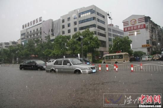 6月28日下午，長沙遭遇暴雨襲擊，城區部分地段由于積水較深，導致交通受阻。在積水較為嚴重的長沙市八一橋段，部分車輛已經拋錨，被浸水中。圖為轎車停在路中不敢前行。傅煜 攝