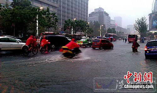 成都市區降暴雨晝如夜（2）