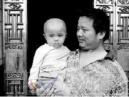 胡建和與兩歲女兒胡蝶。他說，希望馬正芬能看到這張照片，早日回家。