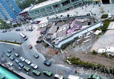“釘子戶”占路8年被強(qiáng)拆 協(xié)商時(shí)鏟車開到(圖)