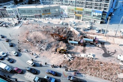 “釘子戶”占路8年被強(qiáng)拆 協(xié)商時(shí)鏟車開到(圖)