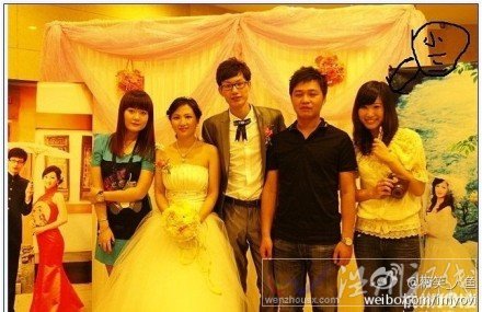 肖艷琴結(jié)婚合影：左二為肖艷琴，左三為丈夫姜宏，右一為小三