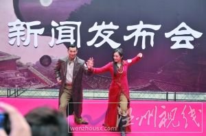 昨日，趙文卓與楊冪比劃亮相。