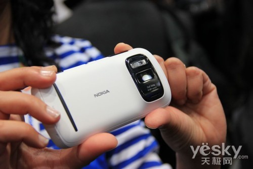 圖為：諾基亞 808 PureView 手機