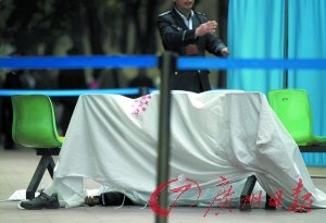 男子探病后墜樓砸中嬰兒車身亡 車上男童受傷