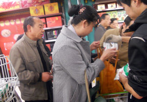 市民在超市搶購(gòu)食鹽