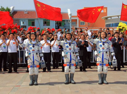 6月16日，神舟九號航天員出征儀式在酒泉衛星發射中心航天員公寓問天閣舉行。新華社記者 李剛 攝