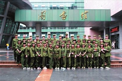 大學(xué)生 軍裝 畢業(yè)照
