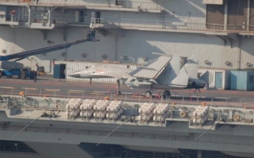資料圖：中國航母瓦良格上出現(xiàn)的艦載機模型。
