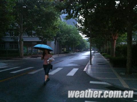 25日傍晚北京出現(xiàn)分散性降雨