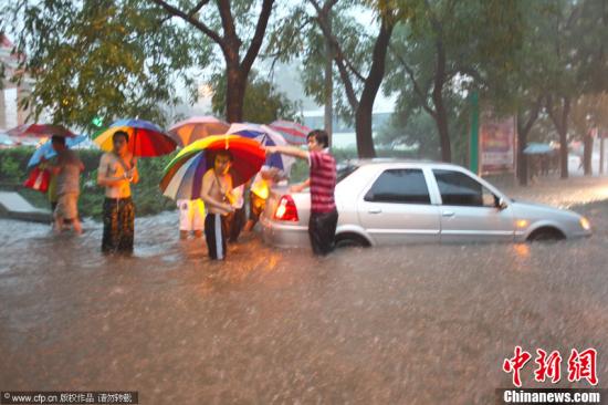 2012年7月21日，北京突降暴雨，路面成河，多車被淹，交通癱瘓。南寧 攝 圖片來源：CFP視覺中國