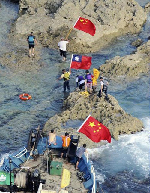 保釣勇士登陸釣魚(yú)島