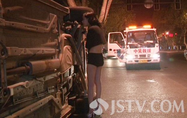 一17歲女孩駕車凌晨側翻