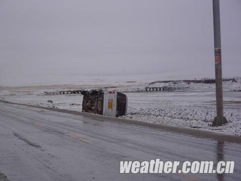 青海南部大雪低溫齊襲 道路結冰交通事故頻發