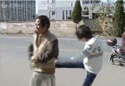 14歲女孩當街暴打生父