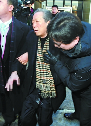 韓國男子切腹抗議