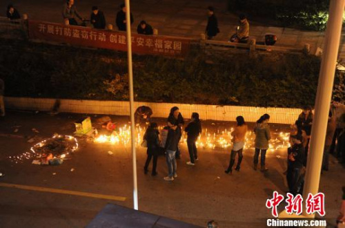 3月24日晚，長沙眾多市民來到“落井女孩”的事發地，點蠟燭為“落井女孩”祈禱平安。