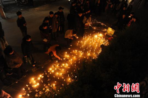3月24日晚，長沙眾多市民來到“落井女孩”的事發地，點蠟燭為“落井女孩”祈禱平安。