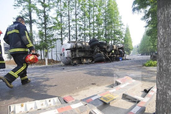 永嘉梅岙333省道上一輛液化氣槽罐車側翻