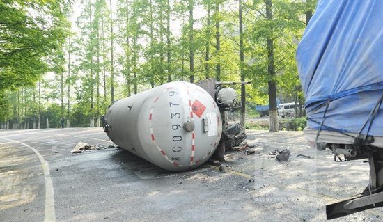 永嘉梅岙333省道上一輛液化氣槽罐車側翻
