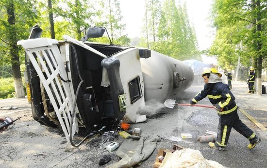 永嘉梅岙333省道上一輛液化氣槽罐車側翻