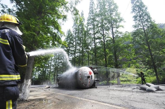 永嘉梅岙333省道上一輛液化氣槽罐車側翻