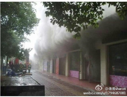 益陽超市內濃煙不斷冒出