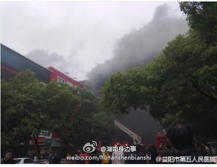 超市附近的商店受火災影響被迫停業