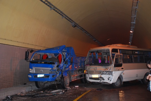 青田里陽(yáng)隧道車(chē)禍圖片