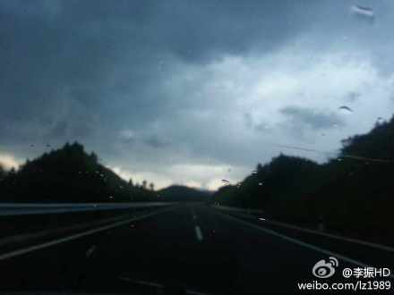暴雨突降江西影響交通 吉安電閃雷鳴嚇到行車人