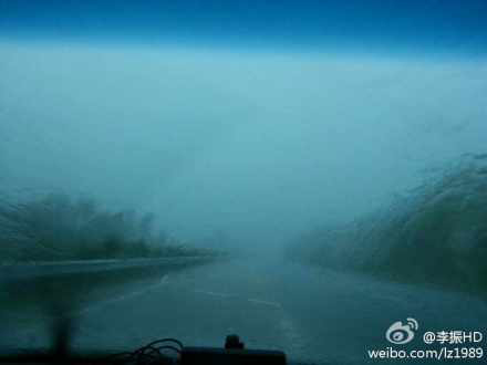 暴雨突降江西影響交通 吉安電閃雷鳴嚇到行車人