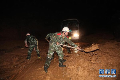 湖北暴雨致神農架22日山體滑坡 300多人被困道路