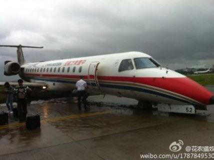 上海虹橋機場東航MU2947飛機被大風吹出跑道