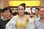 金店開業邀模特展示黃金