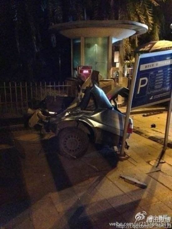 東莞車禍：2013年7月4日凌晨，一輛出租車被寶馬車折腰撞成兩截。