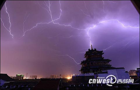 西安1日凌晨雷雨大風來襲 一工地塔吊被刮倒致4死4傷