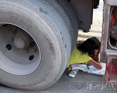 女孩被卷入車輪下現(xiàn)場圖片