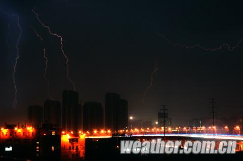 昆明8月15日暴雨 強雷雨來襲局地還下起了冰雹