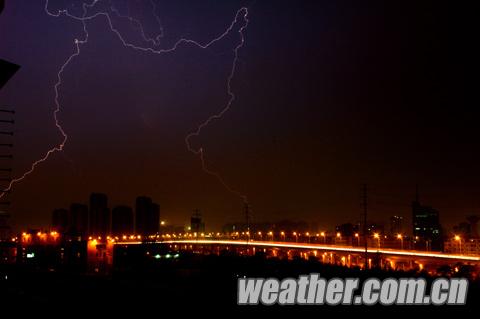 昆明8月15日暴雨 強雷雨來襲局地還下起了冰雹