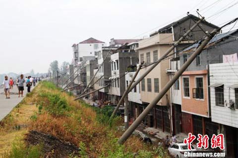 龍卷風(fēng)突襲湖南 瀘溪縣電線桿倒塌10萬(wàn)居民斷電